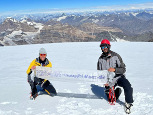 Lo striscione di Pace e Amore di Messaggeri del Mare a 7130 metri di altezza sull&#039;Himalaya