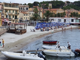 Spiaggia de La Rossa a Porto Azzurro: sabbia bianca già portata via dal mare