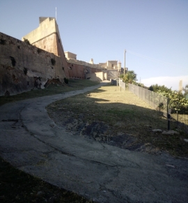 Verso la porta d’ingresso di Forte Falcone