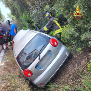 Estratti dall&#039;auto uscita dalla carreggiata dai Vigili del Fuoco