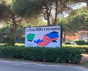 Quel cartellone della vergogna alle porte ferajesi