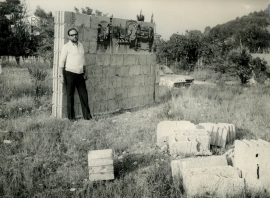 Italo Bolano davanti al suo primo monumento ceramico