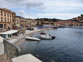 La vicenda della spiaggia longonese è emblematica di un cattivo amministrare