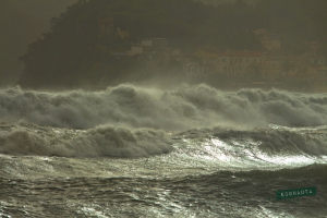 Mare in tempesta, traghetti fermi a banchina fino a metà pomeriggio