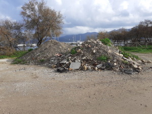 Un incredibile cumulo di rifiuti a San Giovanni