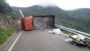 Camion rovesciato sulla Strada del Volterraio, carreggiata chiusa al transito