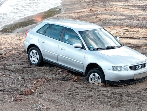 Fotonotizia: auto &#039;spiaggiata&#039; all&#039;Innamorata