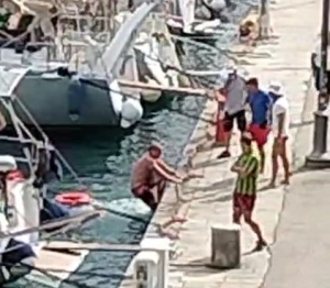 Si tuffa in mare e dà in escandescenze in Calata a Portoferraio