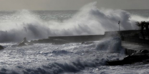 Vento e mareggiate, codice giallo fino alle 15 di domenica