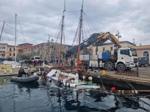 Operazioni di recupero dell&#039;imbarcazione semiaffondata nella Darsena Medicea di Portoferraio