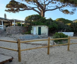 Lacona: servita da strada &quot;avventurosa&quot;,  ornata da orribile baracca sul mare,  macerie edili, carcassa d&#039;auto nel Parco