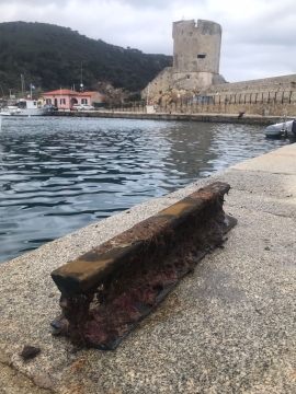 L&#039;antico binario sul fondale del porto:  recuperato un reperto di storia marinese  che servì per costruire la diga foranea