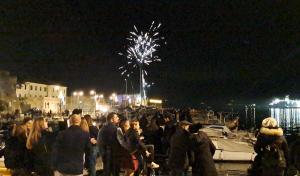 Capodanno 2025: la festa in piazza, i fuochi e gli auguri dei sindaci di Portoferraio e Rio