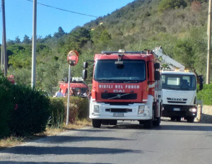 Auto fuori strada a Colle Reciso, traffico temporaneamente interrotto