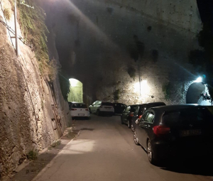 Fotonotizia: parcheggio selvaggio nel tunnel della Porta a Terra