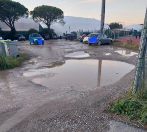 L&#039;incuria in cui è tenuto il parcheggio degli impianti sportivi a San Giovanni