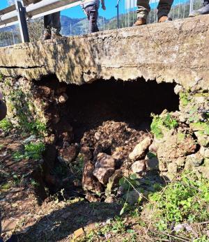 Nuova voragine sulla SP 26 (presso Rio). Strada chiusa e traffico deviato