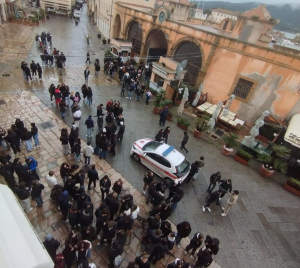 La protesta degli studenti elbani in piazza contro le violenze subite a Pisa e altrove