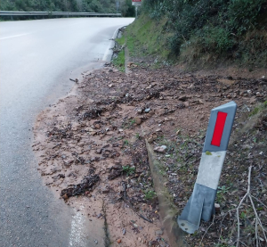 Gli operai provinciali al lavoro per rimuovere materiale pietroso da alcune strade elbane