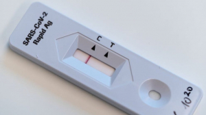 Covid, isolamento ridotto a 5 giorni. Uscita solo con tampone negativo