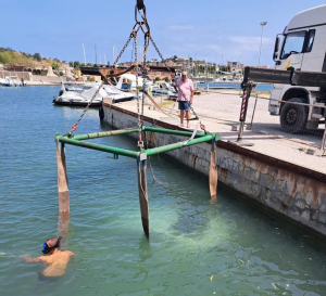 Auto senza conducente finisce in mare ai cantieri Esaom