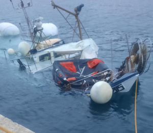 Nel porto di Marciana Marina operazioni di rigalleggiamento per il peschereccio affondato al largo di Pianosa