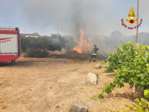 Incendio nel campese, minacciata un&#039;abitazione