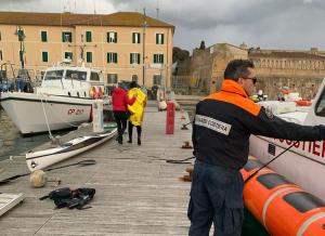 Kayak si ribalta a largo di Portoferraio, salvato il canoista