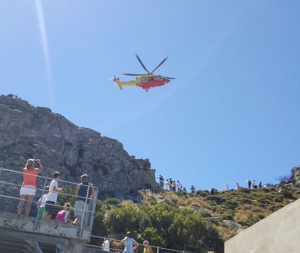 Cade e si frattura un braccio in vetta al Capanne, soccorsa dall&#039;elicottero del 118