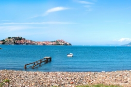 Studenti del &quot;Foresi&quot; cittadini consapevoli: la Seconda Mat pulisce la spiaggia di San Giovanni