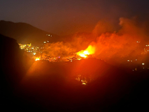 Incendio in località Chiusello a Rio, squadre in azione per domare le fiamme