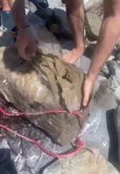 Un pacco contenente decine di chilogrammi di hashish trovato sulla spiaggia degli Acquarilli