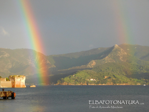 Fotonotizia: doppio arcobaleno sul golfo di Portoferraio