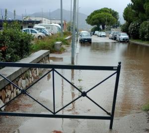 Fotocronaca: Scuole ferajesi di Casa del Duca e Viale Elba &quot;assediate&quot; dall&#039;acqua