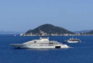 Il super yacht Opera fotografato al largo di Procchio