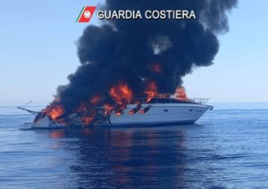 Imbarcazione a fuoco al largo di Gorgona, messe in salvo le 9 persone a bordo