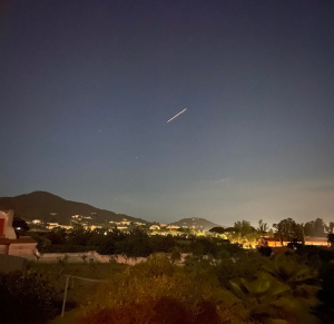 Strana luce nel cielo notturno di Portoferraio