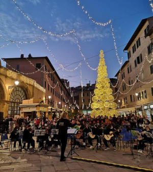 La piazza di Portoferraio si colora di luci e musica