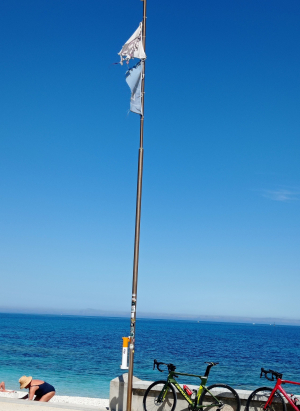 Fotonotizia: le bandiere &quot;stracciate&quot; sul lungomare delle Ghiaie