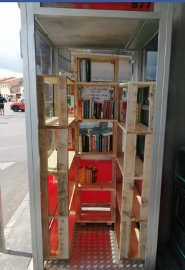 Portoferraio: La cabina-libreria gratuita del porto ora è &quot;arredata&quot;.