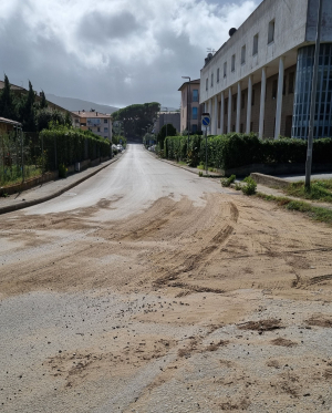 Portoferraio: pietrisco e fango in via Aldo Moro, la situazione persiste nonostante le segnalazioni al Comune