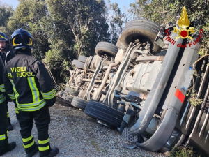 Camion esce fuori strada in località Capannone, due feriti