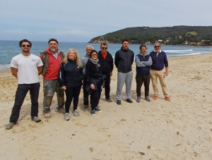 Volontari al lavoro per ripulire la spiaggia di Procchio