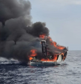 Yacht in fiamme affonda al largo delle coste di Marina di Campo (video)