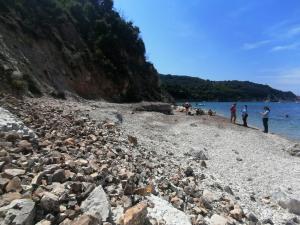 Una frana di pietre sulla spiaggia dei Prunini, chiusa al passaggio e alla sosta una parte del litorale