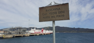 Porto di Portoferraio, riposizionata la targa di intitolazione della banchina a Vezio Dini - pilota del porto