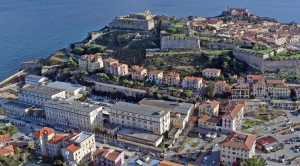 A Portoferraio serve un parcheggio multipiano a ridosso del Centro Storico