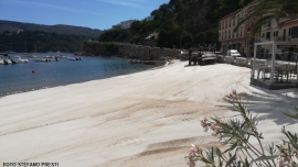 La spiaggia La Rossa è diventata bianca,  scriteriato ripascimento a Porto Azzurro