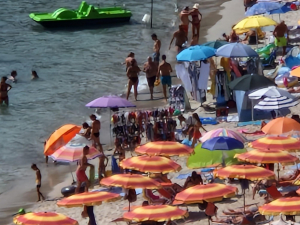 Multe e sequestro merce per i venditori abusivi delle spiagge campesi