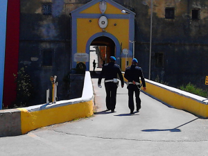 Le insostenibili condizioni di lavoro per gli agenti della Penitenziaria a Porto Azzurro e la loro protesta